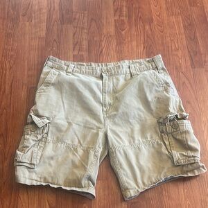 Nautica Jeans Co Men's Tan Cargo Shorts size 40W.